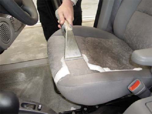 Dịch vụ giặt ghế xe hơi: Hút sạch bụi bẩn sâu trong ghế xe hơi