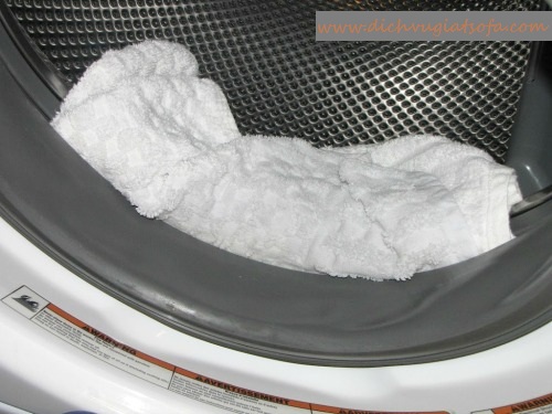 Dùng khăn sạch nhúng vào hỗn hợp kéo miếng cao su để làm sạch bên trong. 